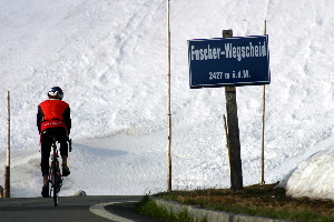Glocknerman - 2500m Kehre mit Schnee.JPG